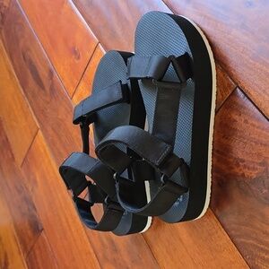 Hollister black sandals